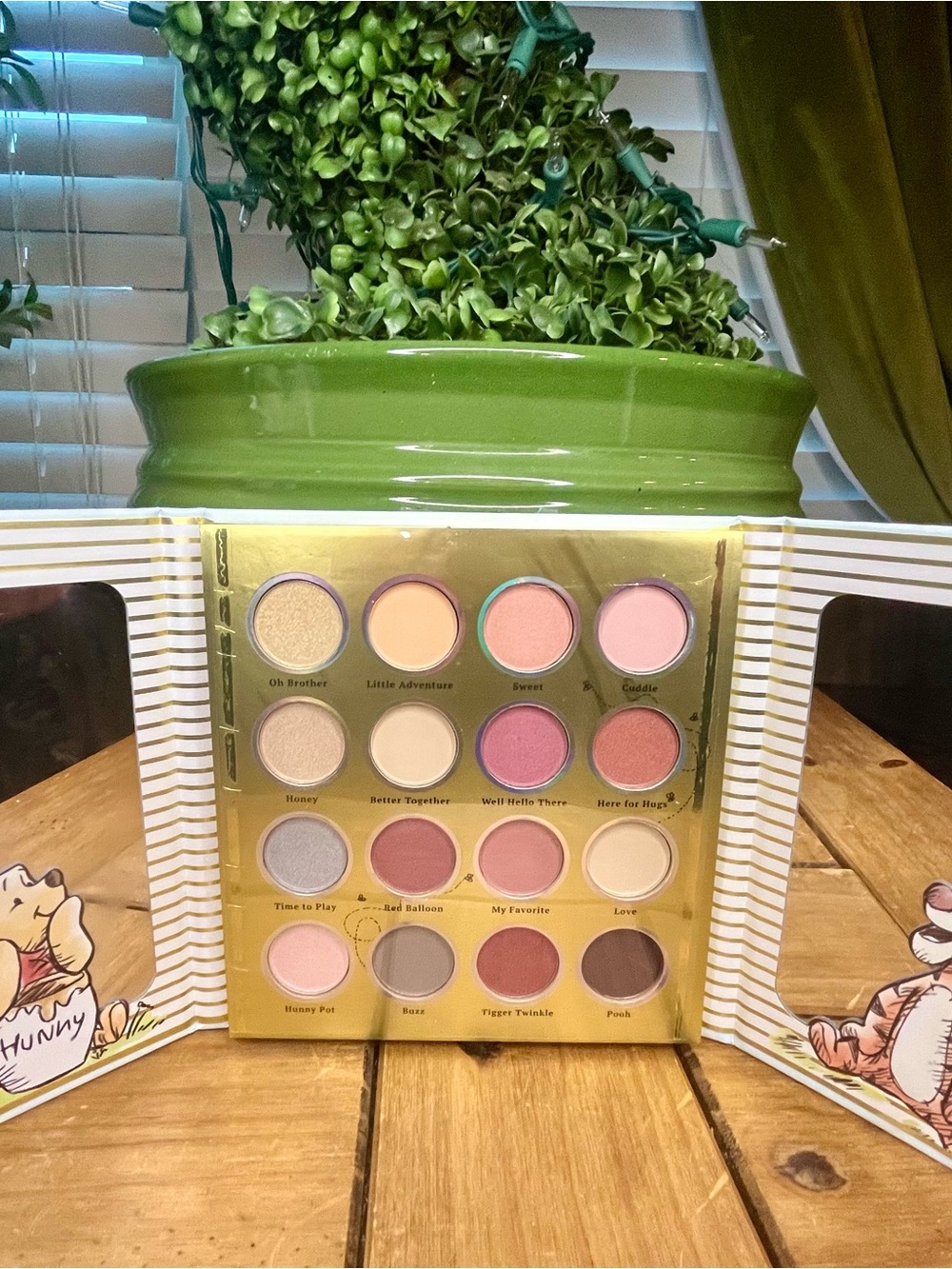 Disney Winnie the Pooh Beauty Bundle - Eyeshadow Palette & 4pc Lip Balm Set NIB - Picture 5 of 10